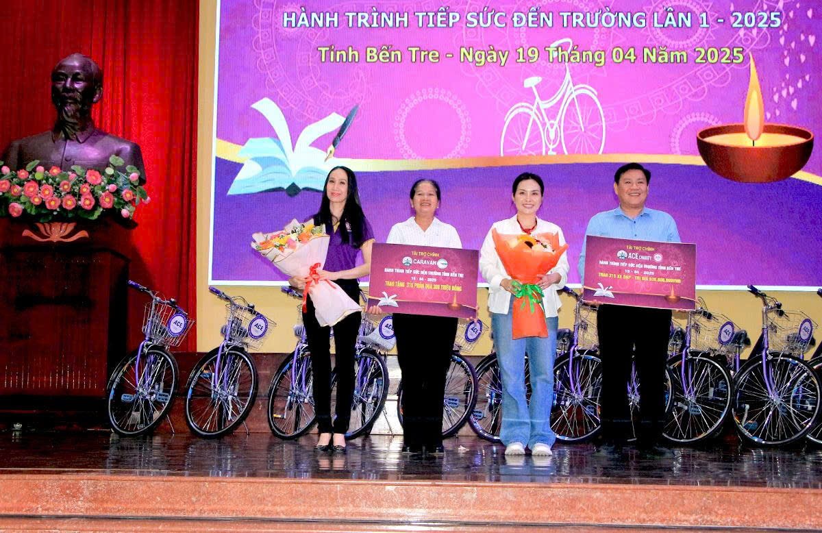 Bến Tre: Hàng trăm chiếc xe đạp được trao tặng cho học sinh có hoàn cảnh khó khăn