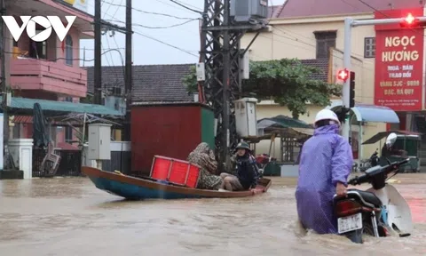 Mưa lớn gây thiệt hại nghiêm trọng tại các tỉnh miền Trung và Nam Bộ