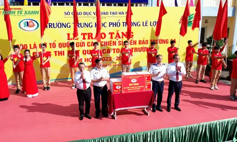 Trường THPT Lê Lợi trao tặng 1.500 lá cờ Tổ quốc cho những người lính biển