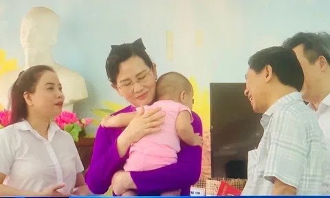 Bí thư Tỉnh ủy Hà Nam nhận đỡ đầu bé 7 tháng tuổi có hoàn cảnh đặc biệt